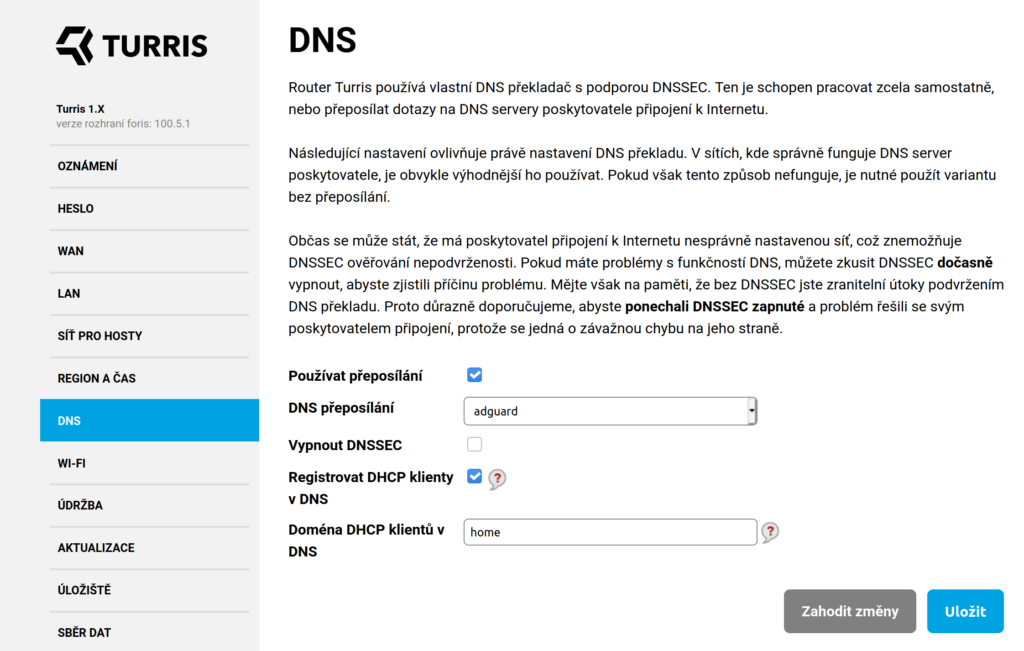 Vytvořením souboru se nám aktivuje možnost v rozhraní foris, abychom mohli toto nové dns aktivovat.

V kolonce DNS přeposílání vybereme adguard, který tam přibyl.